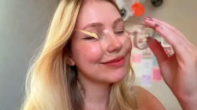 HoneyAudrey online show from 10-20-25, 02:23