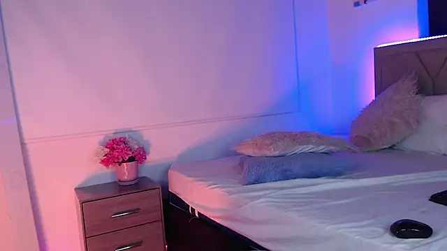 Snapshot of UniversitygirlQS chatting on 12-04-24, 01:25 UniversitygirlQS online show from 12-04-24, 01:25