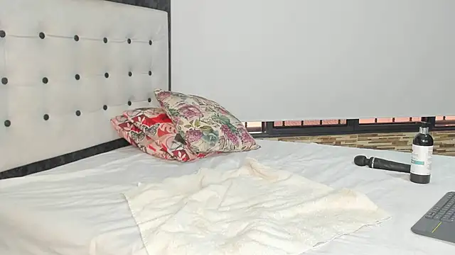 Snapshot of SelenaGmez chatting on 02-14-25, 01:29 SelenaGmez online show from 02-14-25, 01:29