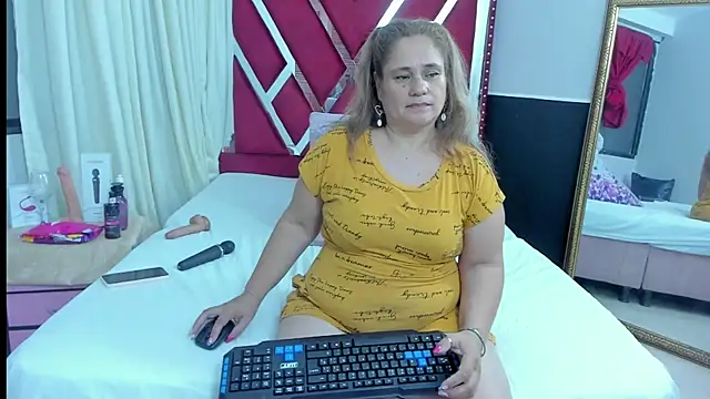 Snapshot of AnyelaGitanaMature chatting on 01-15-25, 06:43 AnyelaGitanaMature online show from 01-15-25, 06:43