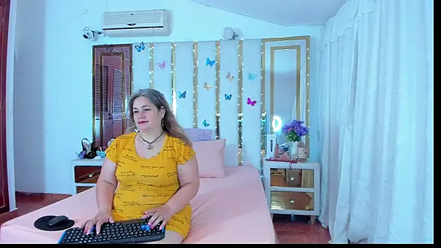 Snapshot of AnyelaGitanaMature chatting on 09-15-25, 02:33 AnyelaGitanaMature online show from 09-15-25, 02:33