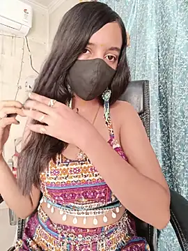 Snapshot of Parinaaz18 chatting on 05-18-26, 01:13 Parinaaz18 online show from 05-18-26, 01:13