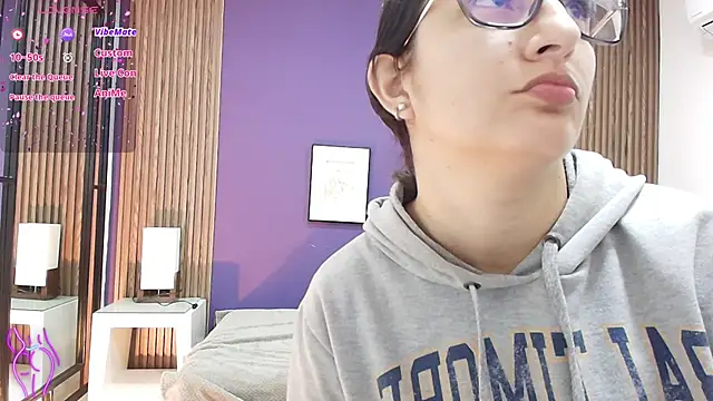 Snapshot of alina_martinelli chatting on 02-01-25, 11:43 alina martinelli online show from 02-01-25, 11:43