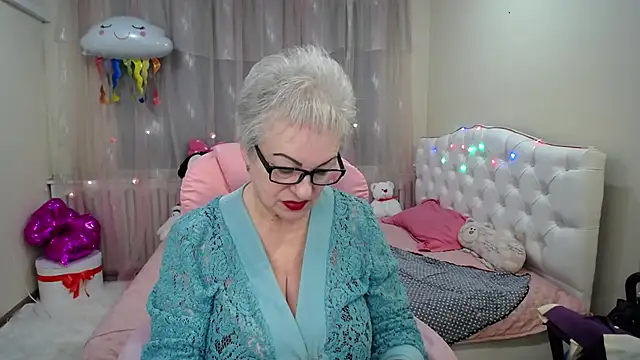 Snapshot of KayleSmoll chatting on 01-29-25, 10:32 KayleSmoll online show from 01-29-25, 10:32