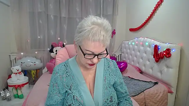 Snapshot of KayleSmoll chatting on 03-11-25, 10:31 KayleSmoll online show from 03-11-25, 10:31