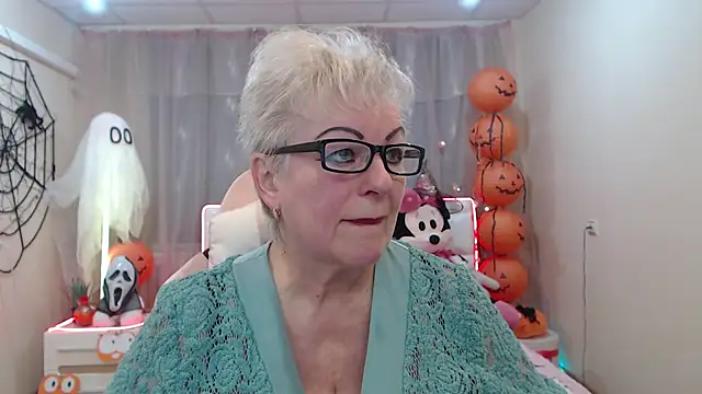 Snapshot of KayleSmoll chatting on 10-17-25, 06:32 KayleSmoll online show from 10-17-25, 06:32