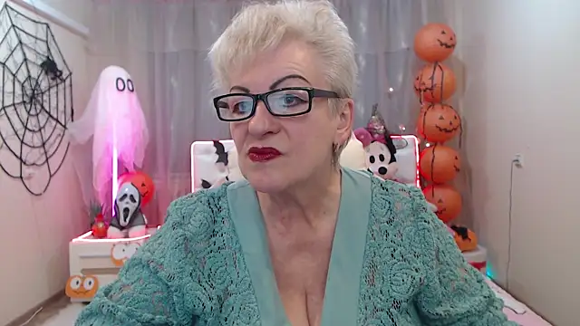 Snapshot of KayleSmoll chatting on 10-18-25, 06:19 KayleSmoll online show from 10-18-25, 06:19