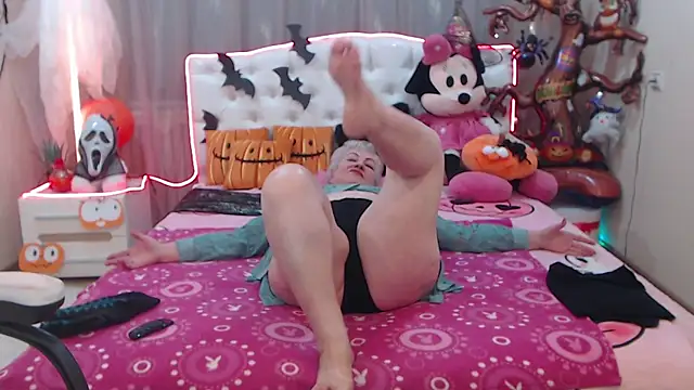 Snapshot of KayleSmoll chatting on 10-21-25, 06:52 KayleSmoll online show from 10-21-25, 06:52