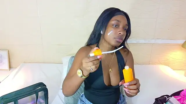 Snapshot of Shamiraa_moore chatting on 10-18-25, 01:45 Shamiraa moore online show from 10-18-25, 01:45