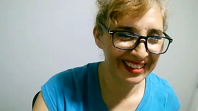 Snapshot of leona- chatting on 02-07-25, 08:53 leona- online show from 02-07-25, 08:53