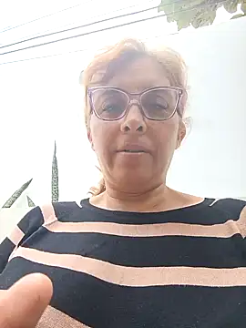 Snapshot of leona- chatting on 02-11-25, 01:30 leona- online show from 02-11-25, 01:30