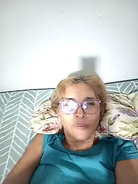 Snapshot of leona- chatting on 02-18-25, 02:16 leona- online show from 02-18-25, 02:16