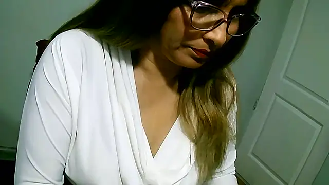 Snapshot of leona- chatting on 09-21-25, 12:34 leona- online show from 09-21-25, 12:34