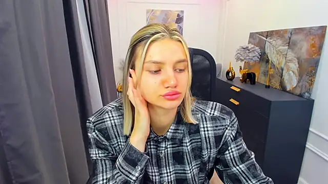 SelenaeMoore online show from 04-25-26, 03:42