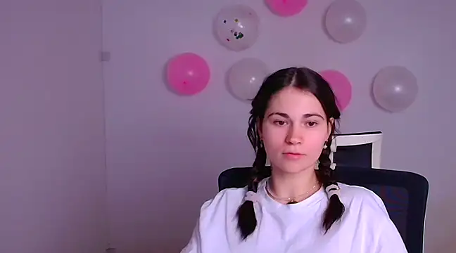 Snapshot of Loon_Amore chatting on 02-16-25, 11:05 Loon Amore online show from 02-16-25, 11:05