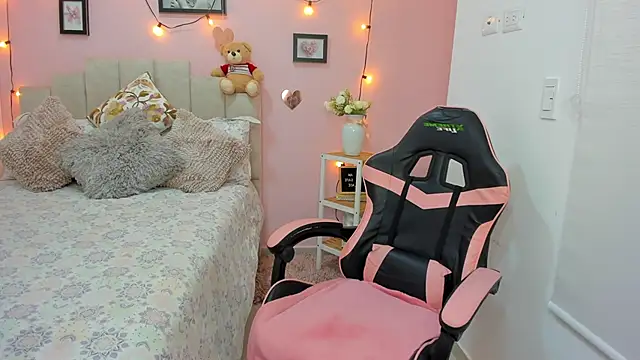 Snapshot of emilyharrix chatting on 11-20-25, 08:52 emilyharrix online show from 11-20-25, 08:52