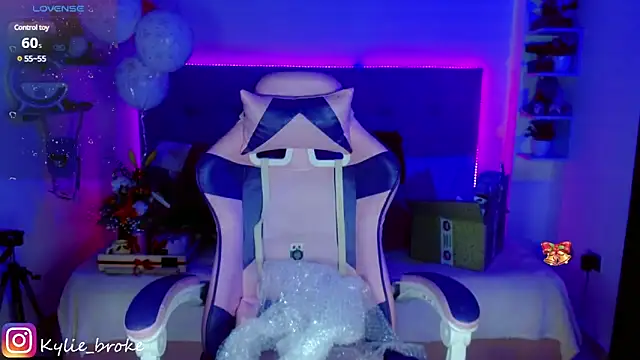 Snapshot of Kylie_brokee chatting on 12-21-24, 12:09 Kylie brokee online show from 12-21-24, 12:09