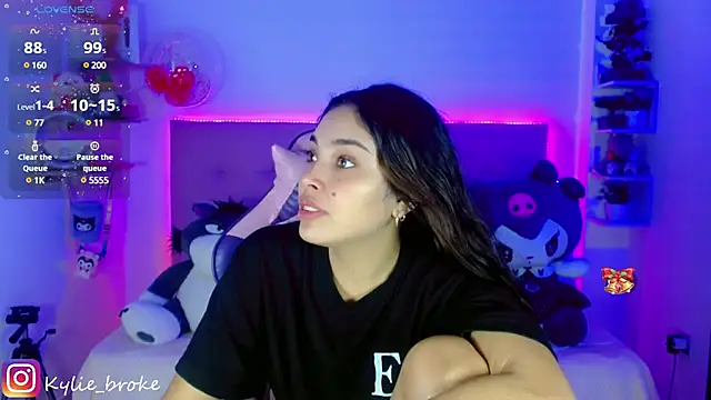 Snapshot of Kylie_brokee chatting on 12-21-24, 09:04 Kylie brokee online show from 12-21-24, 09:04
