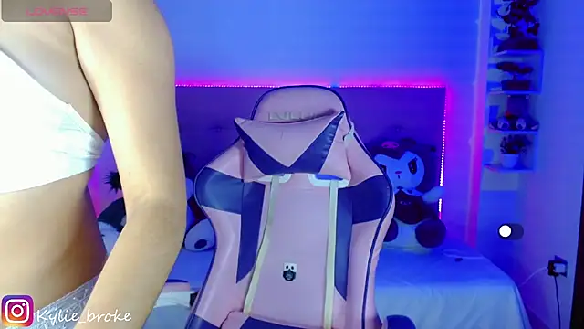 Snapshot of Kylie_brokee chatting on 02-04-25, 09:10 Kylie brokee online show from 02-04-25, 09:10