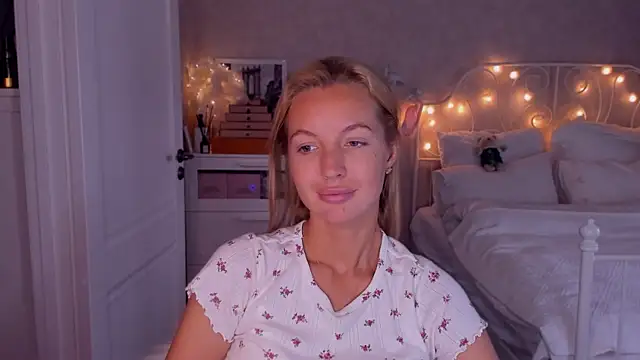 Snapshot of aestetick chatting on 10-05-25, 09:51 aestetick online show from 10-05-25, 09:51