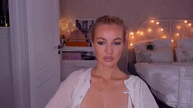 Snapshot of aestetick chatting on 10-09-25, 07:39 aestetick online show from 10-09-25, 07:39