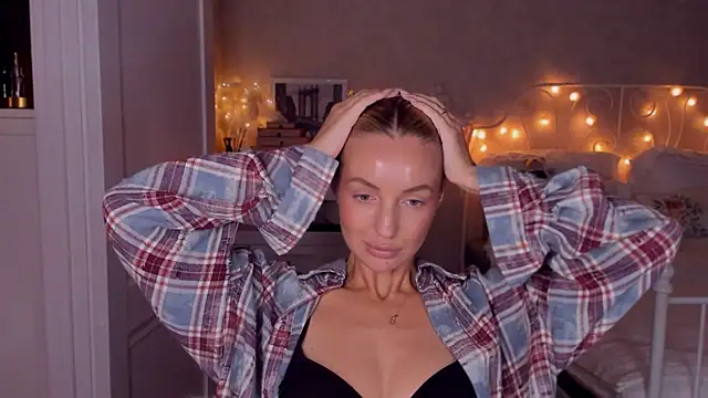 Snapshot of aestetick chatting on 10-11-25, 03:43 aestetick online show from 10-11-25, 03:43