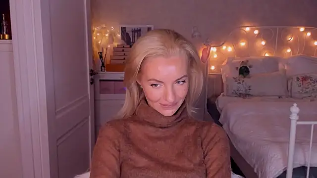 Snapshot of aestetick chatting on 10-14-25, 11:55 aestetick online show from 10-14-25, 11:55