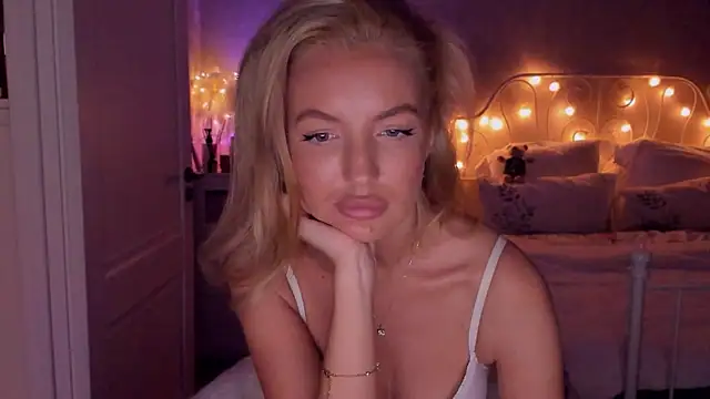 Snapshot of aestetick chatting on 10-16-25, 03:02 aestetick online show from 10-16-25, 03:02