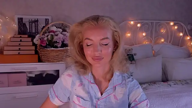 Snapshot of aestetick chatting on 10-17-25, 07:00 aestetick online show from 10-17-25, 07:00