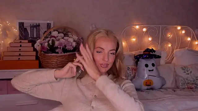 Snapshot of aestetick chatting on 10-18-25, 03:46 aestetick online show from 10-18-25, 03:46