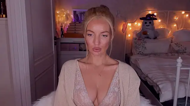 Snapshot of aestetick chatting on 10-21-25, 01:12 aestetick online show from 10-21-25, 01:12