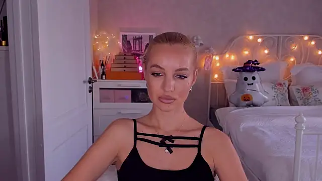 Snapshot of aestetick chatting on 10-25-25, 07:49 aestetick online show from 10-25-25, 07:49