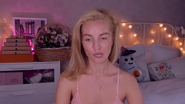 Snapshot of aestetick chatting on 10-26-25, 10:21 aestetick online show from 10-26-25, 10:21