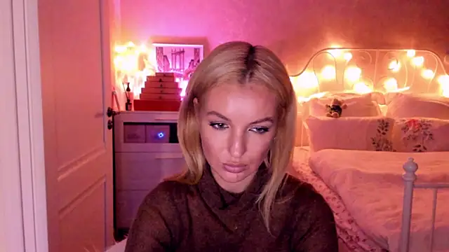 Snapshot of aestetick chatting on 11-06-25, 12:39 aestetick online show from 11-06-25, 12:39