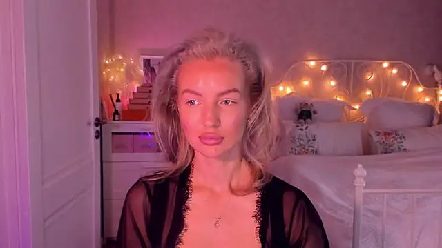 Snapshot of aestetick chatting on 11-17-25, 08:20 aestetick online show from 11-17-25, 08:20