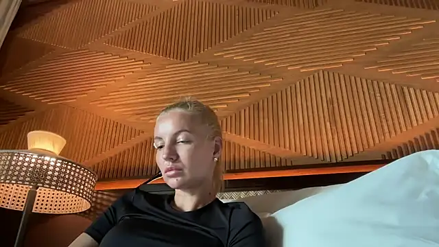 Snapshot of aestetick chatting on 11-30-25, 04:27 aestetick online show from 11-30-25, 04:27