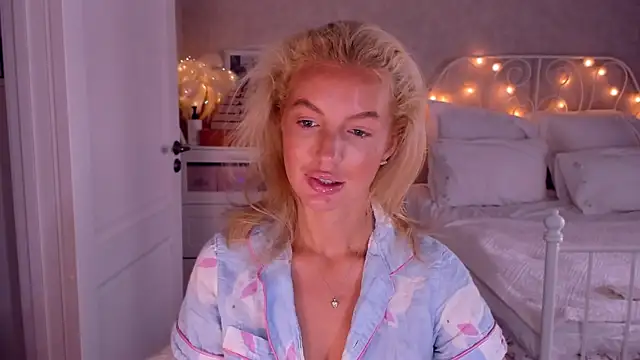 Snapshot of aestetick chatting on 12-14-25, 06:52 aestetick online show from 12-14-25, 06:52