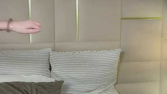 Snapshot of AliceMoreno chatting on 10-17-25, 05:04 AliceMoreno online show from 10-17-25, 05:04