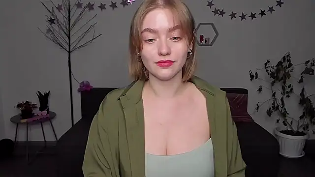 Snapshot of AidaPerry chatting on 12-14-24, 03:25 AidaPerry online show from 12-14-24, 03:25