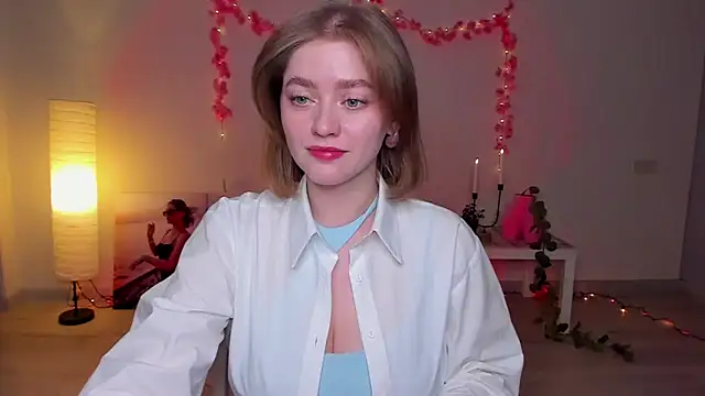 Snapshot of AidaPerry chatting on 01-17-25, 07:27 AidaPerry online show from 01-17-25, 07:27