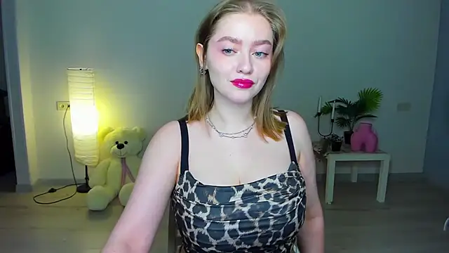 Snapshot of AidaPerry chatting on 09-28-25, 04:12 AidaPerry online show from 09-28-25, 04:12