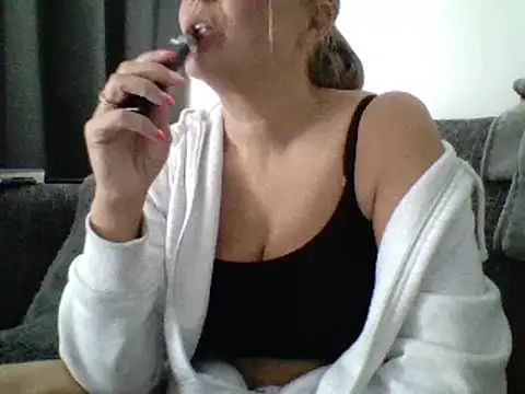 Snapshot of scrummymummy2 chatting on 09-23-25, 12:08 scrummymummy2 online show from 09-23-25, 12:08