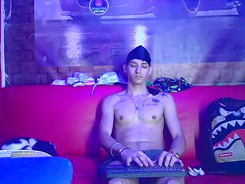 Snapshot of MasterSEX420 chatting on 12-19-24, 04:23 MasterSEX420 online show from 12-19-24, 04:23