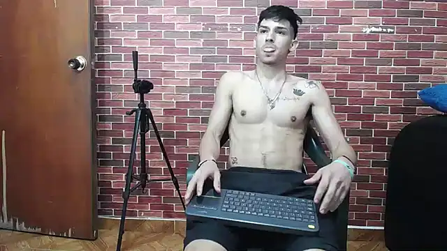 Snapshot of MasterSEX420 chatting on 01-14-25, 07:48 MasterSEX420 online show from 01-14-25, 07:48