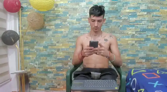 Snapshot of MasterSEX420 chatting on 01-17-25, 12:52 MasterSEX420 online show from 01-17-25, 12:52