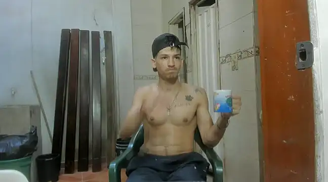 Snapshot of MasterSEX420 chatting on 01-20-25, 12:39 MasterSEX420 online show from 01-20-25, 12:39