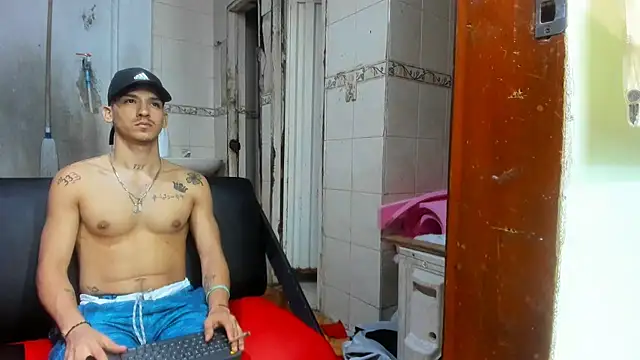 Snapshot of MasterSEX420 chatting on 02-11-25, 04:22 MasterSEX420 online show from 02-11-25, 04:22