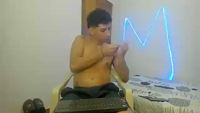 Snapshot of MasterSEX420 chatting on 10-29-25, 12:29 MasterSEX420 online show from 10-29-25, 12:29