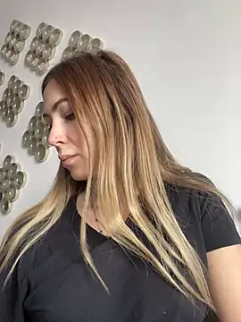 Snapshot of RaquelleDevon chatting on 02-26-25, 08:37 RaquelleDevon online show from 02-26-25, 08:37