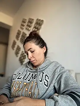 Snapshot of RaquelleDevon chatting on 10-27-25, 02:10 RaquelleDevon online show from 10-27-25, 02:10